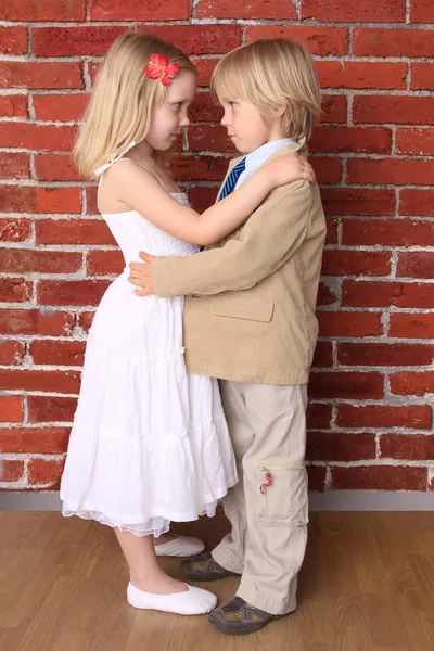 小男孩抱着一个漂亮的女孩。爱的概念。系列 — 图库照片