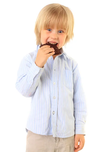 Niño feliz comiendo chocolate —  Fotos de Stock
