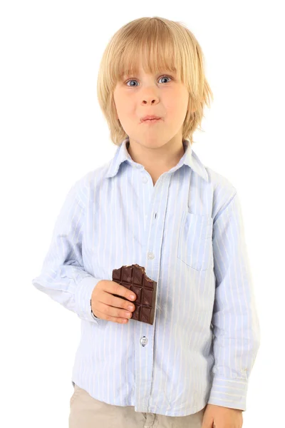 Felice ragazzino mangiare cioccolato isolato su bianco — Foto Stock