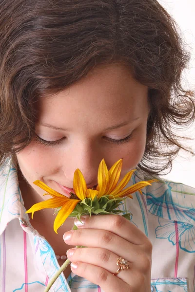 Mutlu kadın ayçiçeği kokluyor. yakın çekim — Stok fotoğraf