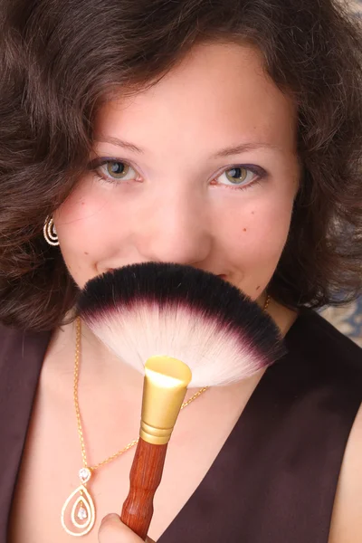 Mulher bonita com uma escova de maquilagem — Fotografia de Stock