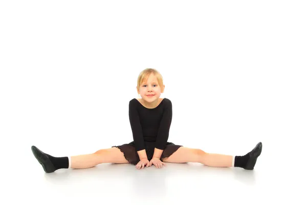 Детская гимнастика. Активная девушка делает упражнения, изолировать — стоковое фото