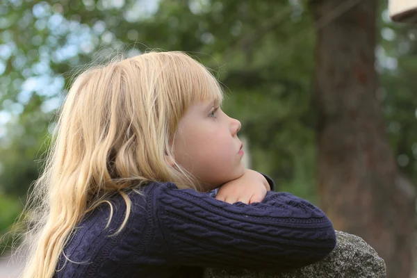 Adorável menina tomada closeup ao ar livre — Fotografia de Stock