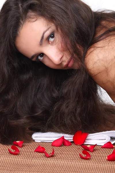 Девушка с длинными красивыми волосами — стоковое фото