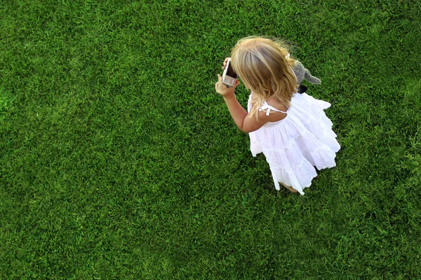 Sreen grass background and girl — Stock Photo, Image