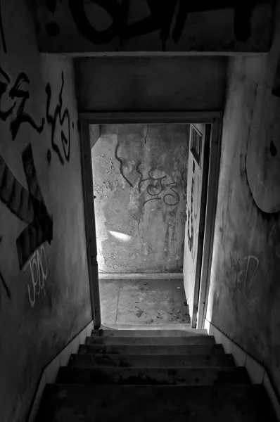 Escadas abandonadas da casa — Fotografia de Stock