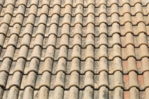 Плитка на крыше — стоковое фото