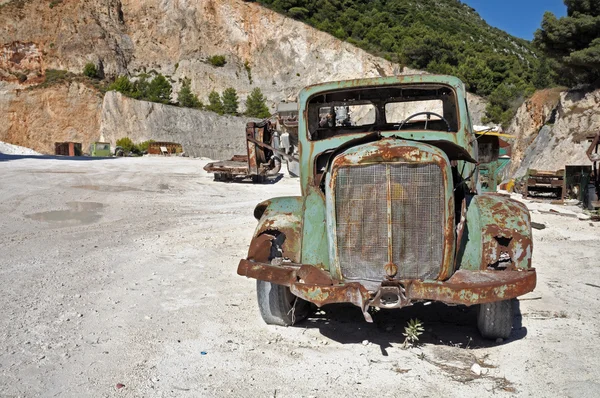 Paslı eski model araba — Stok fotoğraf