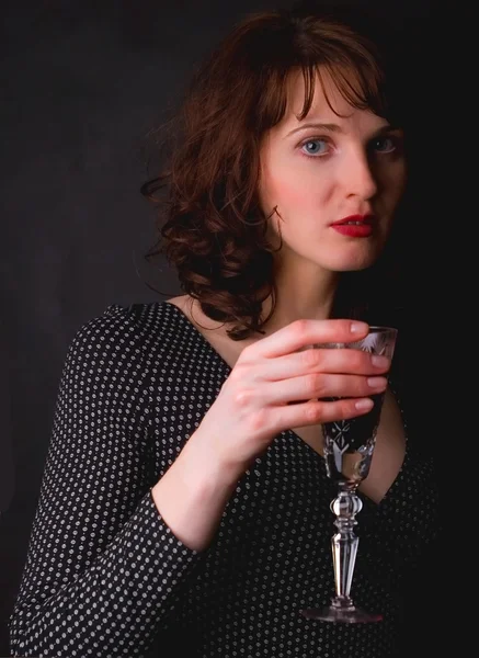 A menina com um copo de vinho — Fotografia de Stock