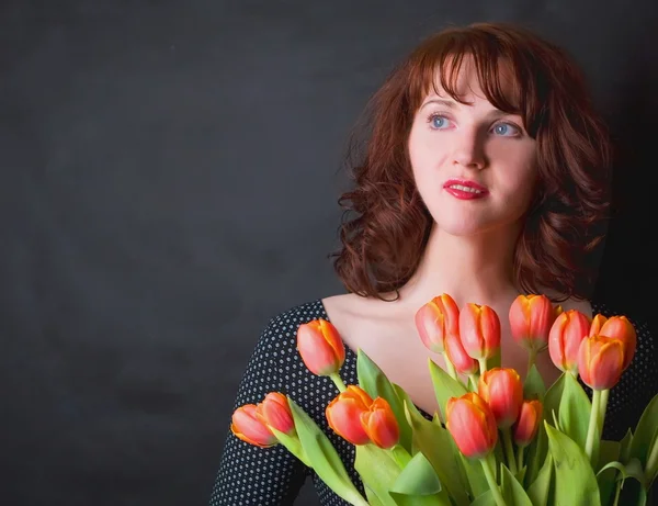 Het meisje met een boeket van tulpen — Stockfoto