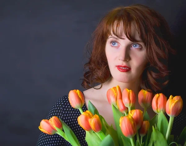 Jenta med en bukett tulipaner – stockfoto