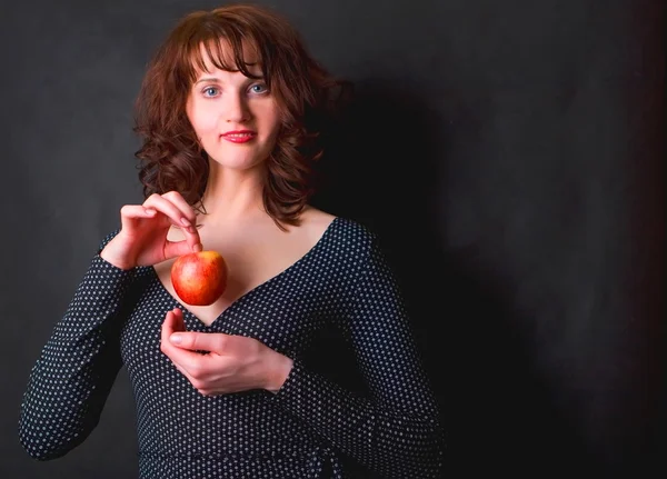 Jenta med et eple. – stockfoto