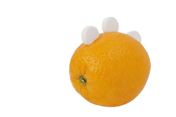 Πορτοκαλί με χάπια βιταμίνης c σε λευκό — Φωτογραφία Αρχείου