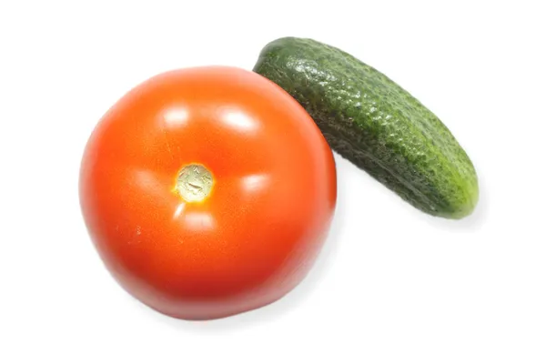 Ώριμη ντομάτα και ένα αγγούρι που απομονώνονται σε λευκό — Φωτογραφία Αρχείου