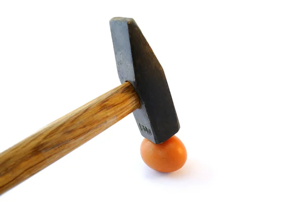 Hammer and egg — Stock Photo, Image