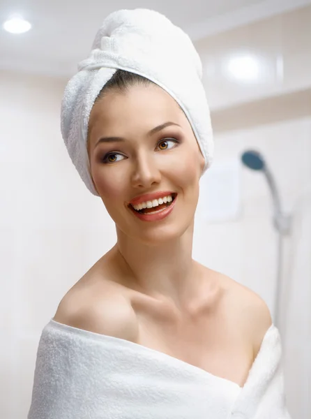 Mujer con toalla de baño — Foto de Stock
