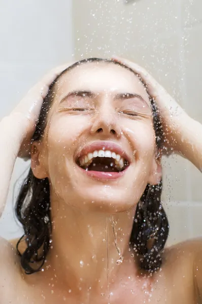 Flicka i duschen — Stockfoto
