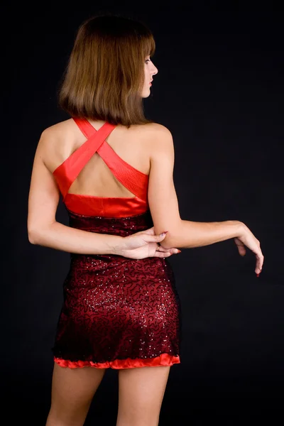 Позування дівчини в червоній сукні — стокове фото