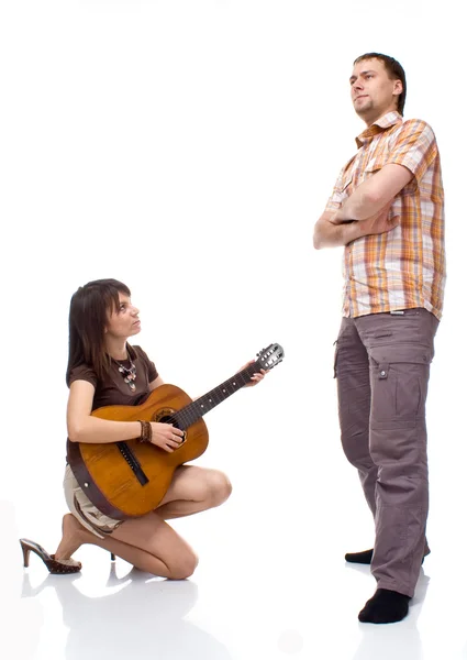 Flicka spelar gitarr för en pojke — Stockfoto