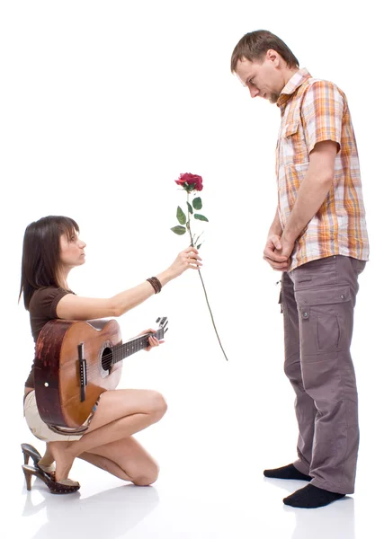 Meisje geeft de jongen een roos — Stockfoto