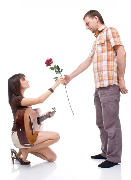Девочка дарит мальчику розу — стоковое фото