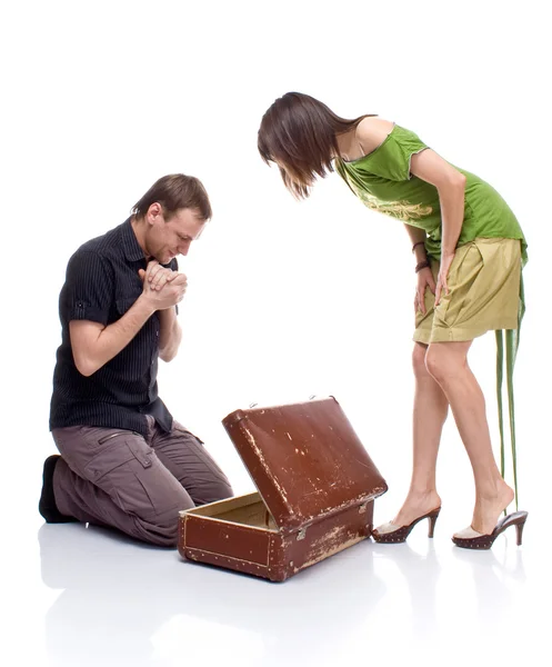 Par öppnar en resväska med en överraskning — Stockfoto