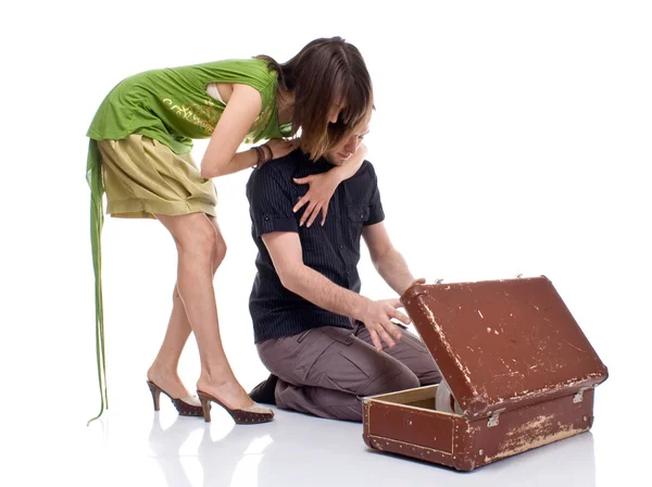 Ζευγάρι ανοίγει μια βαλίτσα με μια έκπληξη — Φωτογραφία Αρχείου