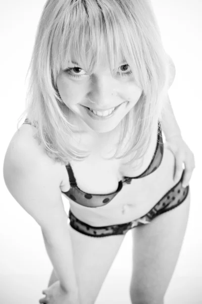 Sexig tjej i underkläder, leende — Stockfoto