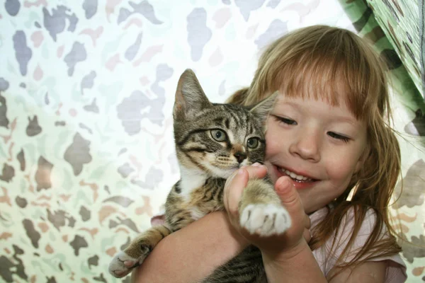 Κορίτσι με το γατάκι — Φωτογραφία Αρχείου