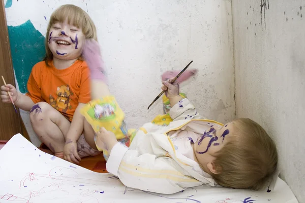 Два грязных ребенка рисуют — стоковое фото
