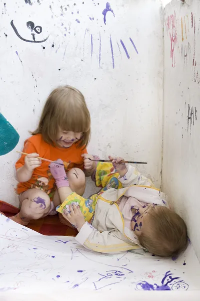 Dwa brudne dzieci szkicowania. — Zdjęcie stockowe