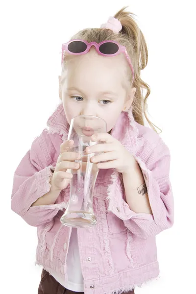 Дитина п'є воду — стокове фото