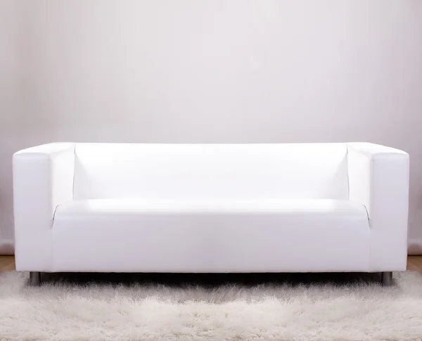 Sofá de cuero blanco — Foto de Stock