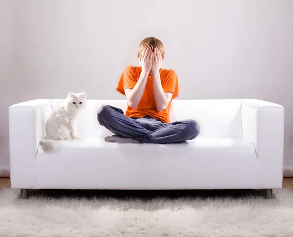 Teen and cat — Stock Photo, Image