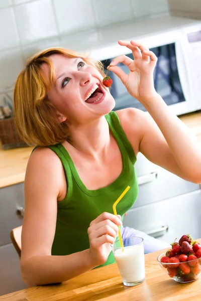Menina comendo morangos — Fotografia de Stock