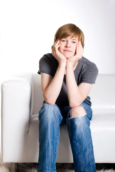 Spokojny rudowłosy nastolatek — Zdjęcie stockowe