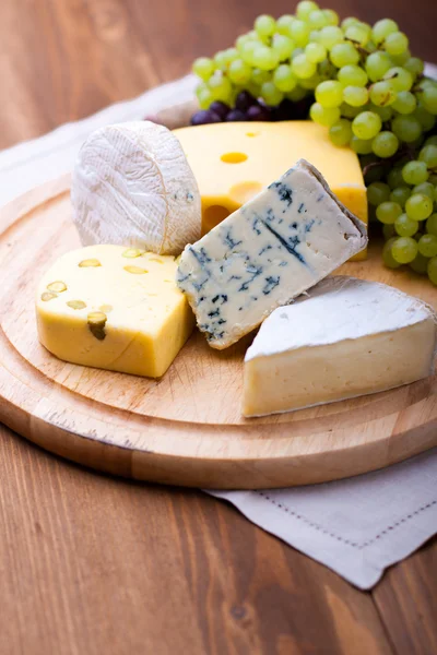 stock image Cheeses with white grapes