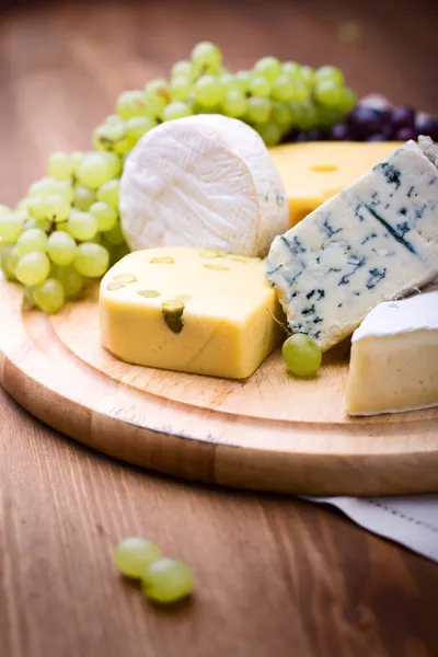 stock image Cheeses with white grapes