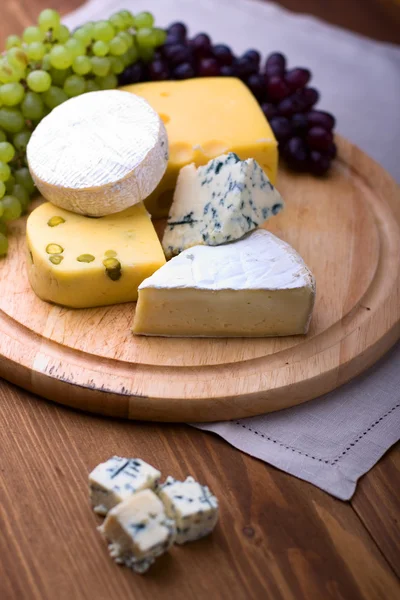 stock image Cheeses with white grapes