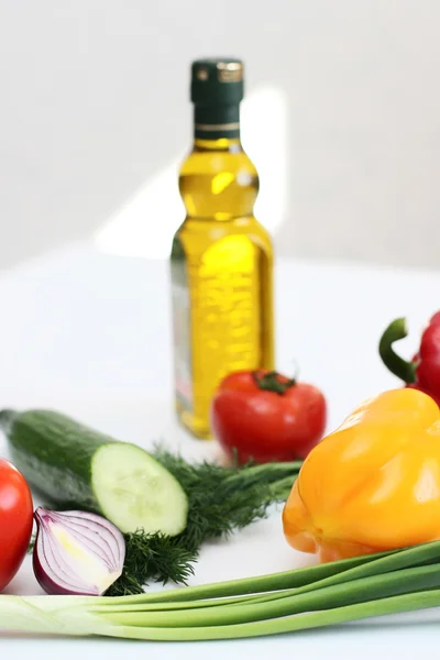 Produtos hortícolas multicoloridos para salada sobre fundo branco — Fotografia de Stock