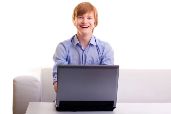 Uśmiechający się rudowłosy nastolatek — Zdjęcie stockowe