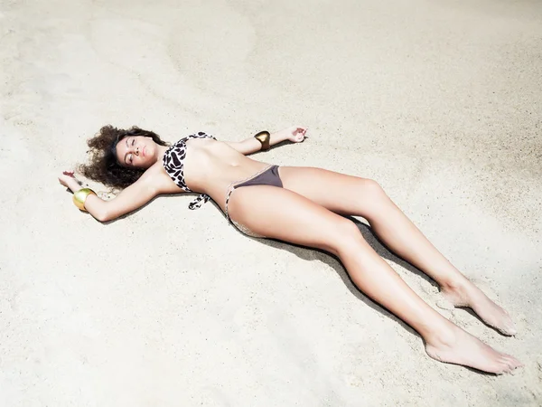 日光浴している女性 — ストック写真
