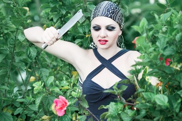Kobieta z nożem — Zdjęcie stockowe