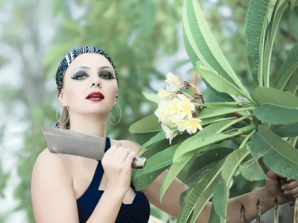 Vrouw met een mes — Stockfoto