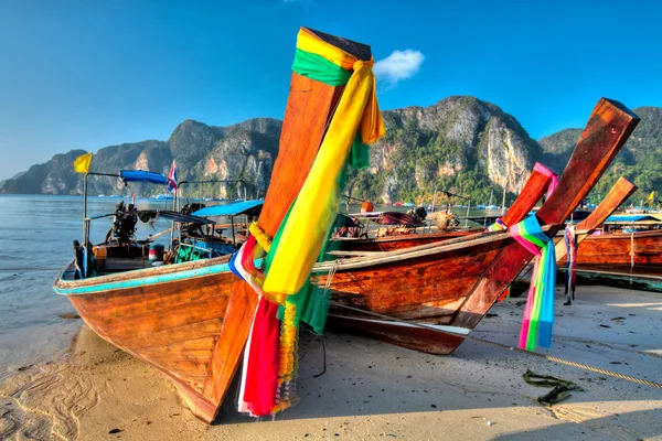 Barcos en la isla Phi phi — Foto de Stock