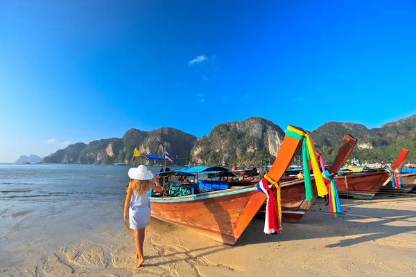 Лодки на острове Пхи Пхи — стоковое фото