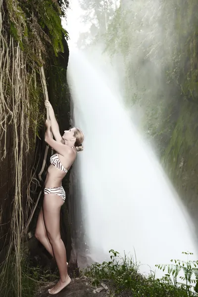 Frau in der Nähe von Wasserfall — Stockfoto