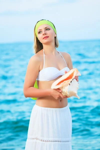Mujer con concha marina — Foto de Stock