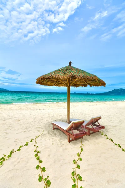 Sandy tropical beach — Stock Photo, Image