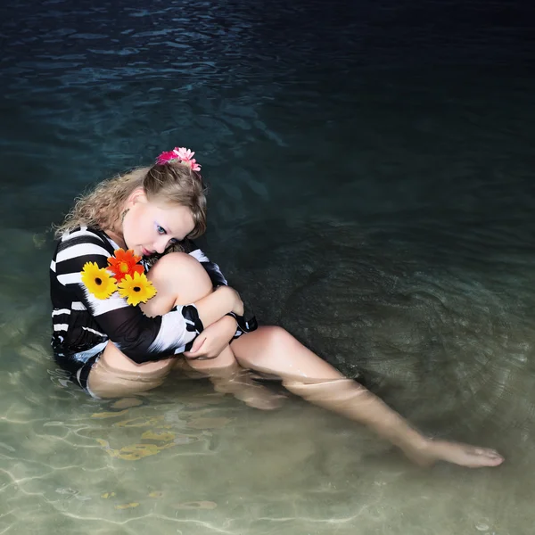 Nő a tengerben — Stock Fotó